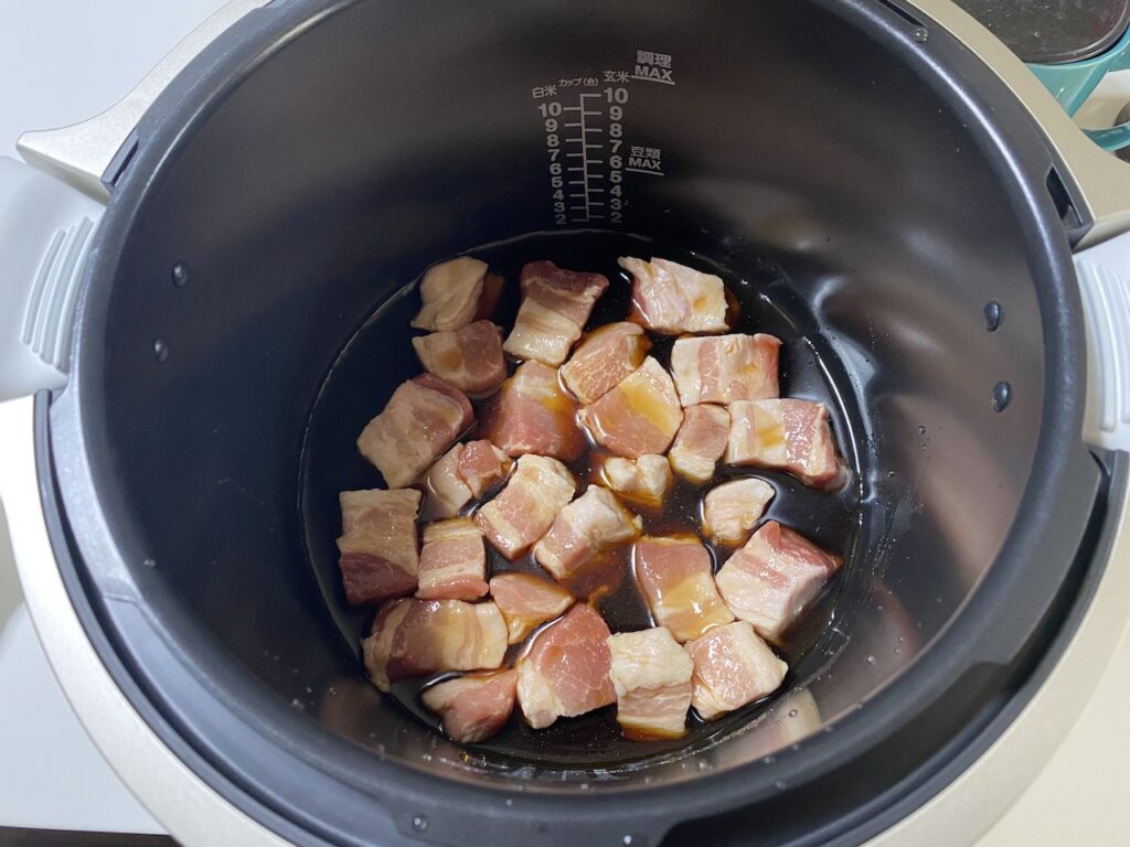 調味料に漬け込んだ豚バラ肉