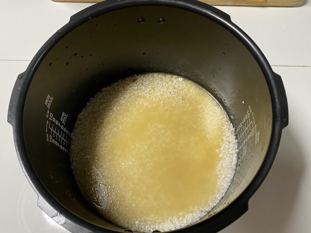 煮汁を入れた米