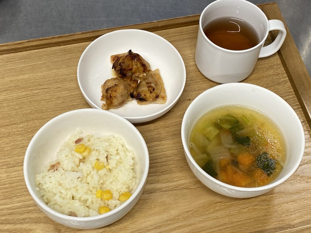 ご飯とタンドリーチキンと野菜スープ