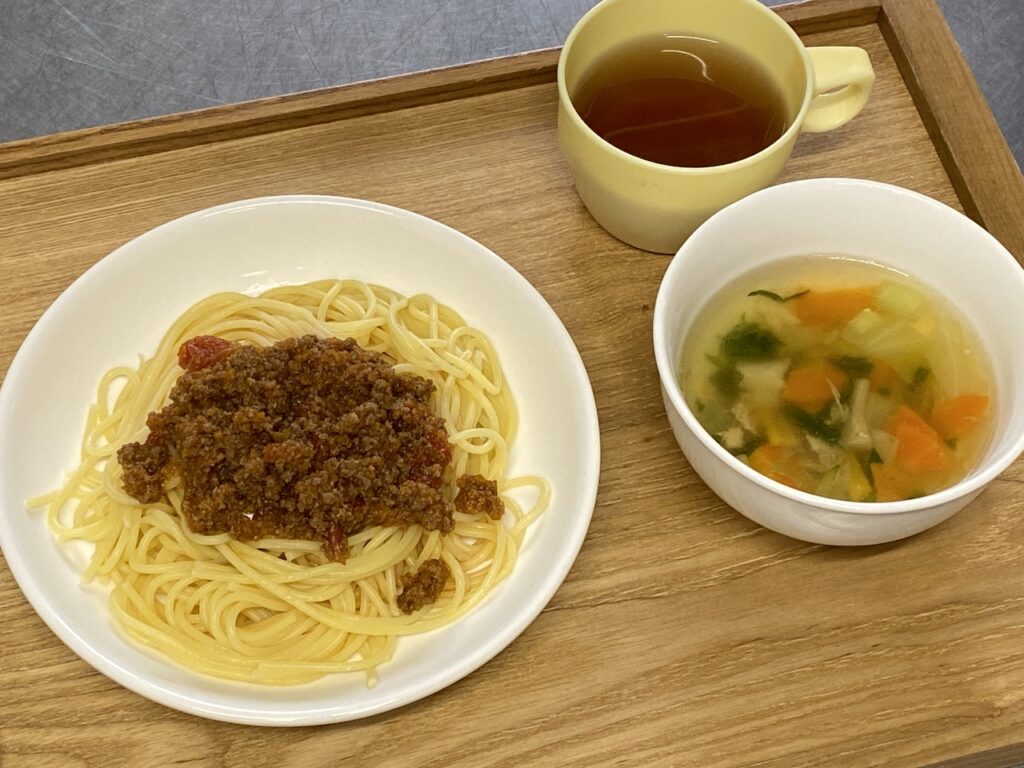 ミートスパゲティーと野菜スープ