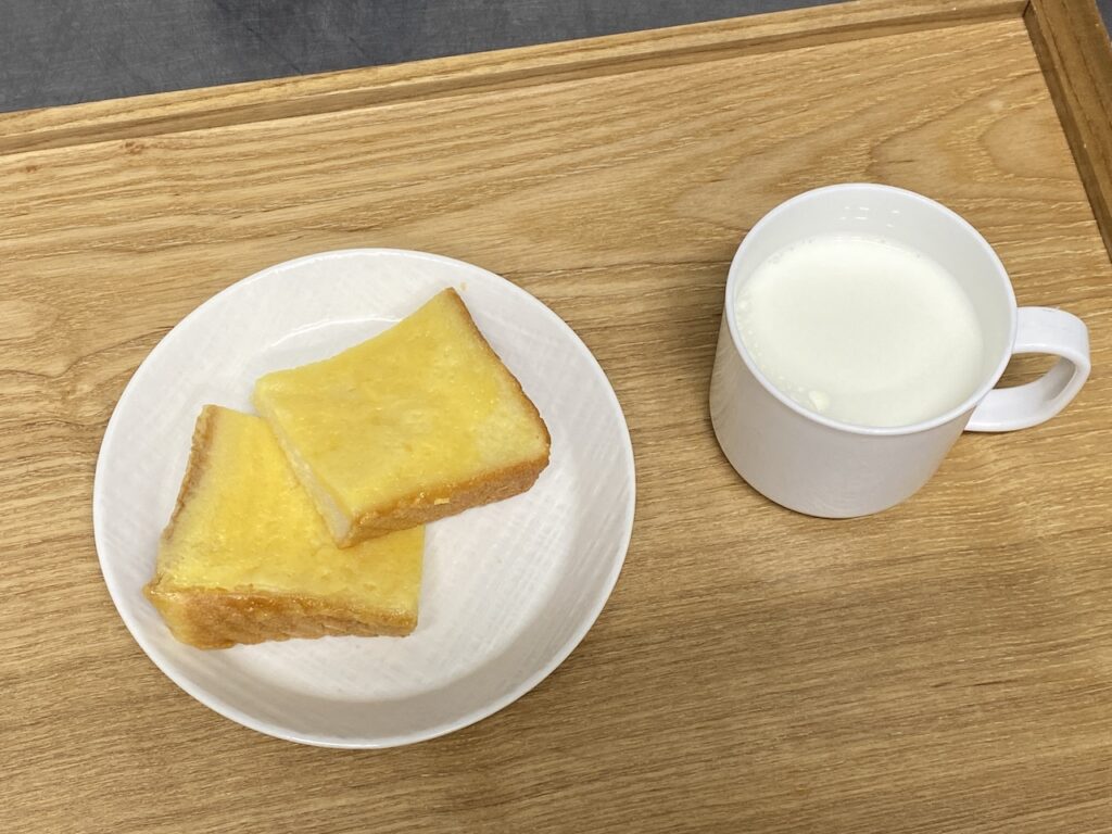 牛乳とフレンチトースト