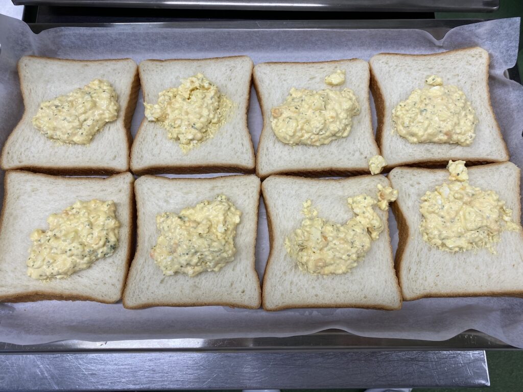 卵をのせた食パン