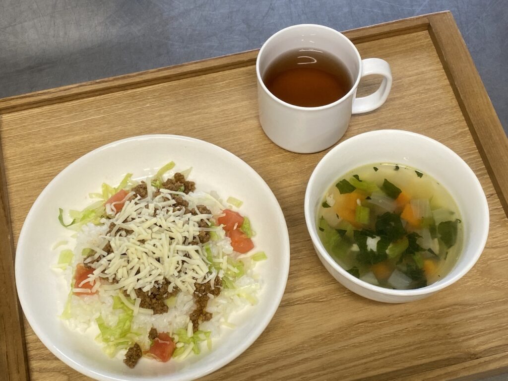 タコライスと野菜スープ