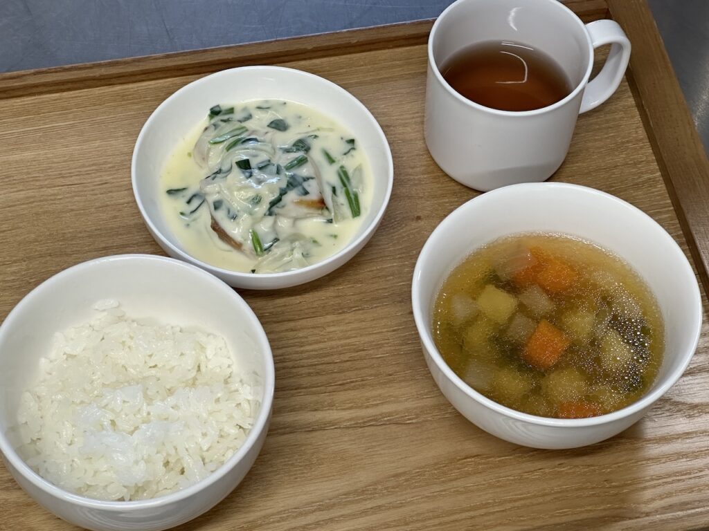 ご飯と鶏肉のクリーム焼きと野菜スープ