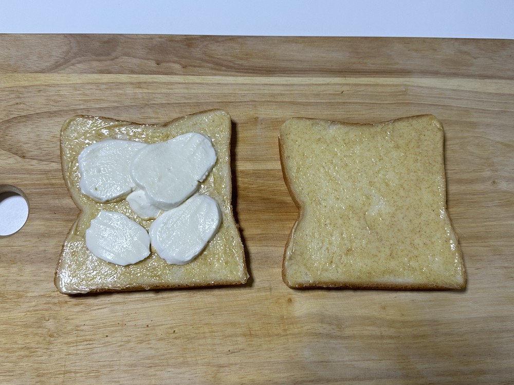 チーズをのせた食パン