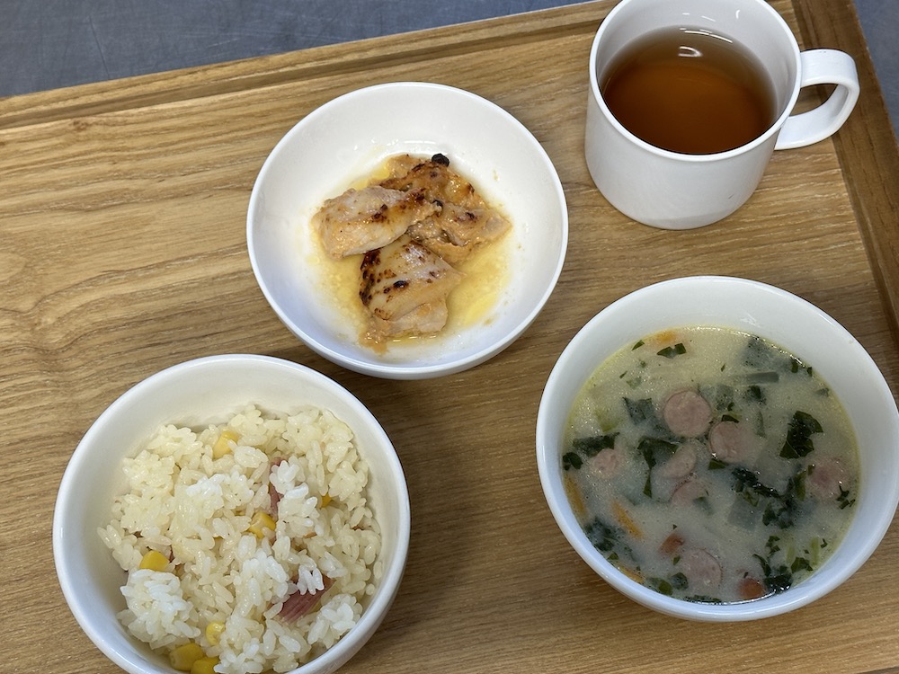 ベーコーンご飯とタンドリーチキンと豆乳スープ