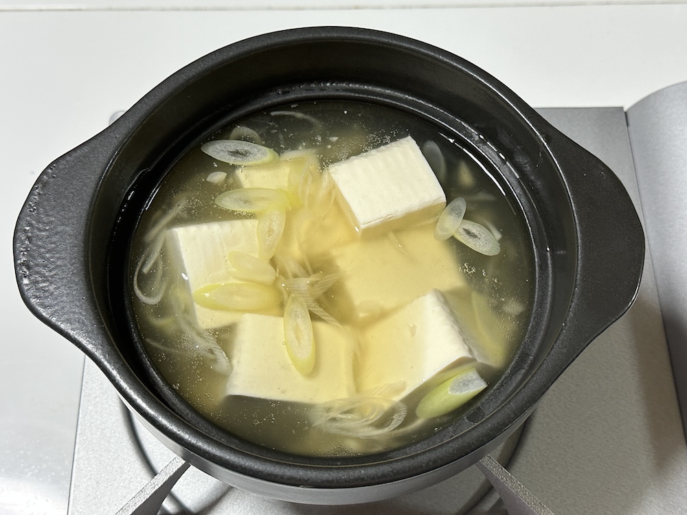 出汁に入れた白葱と絹豆腐
