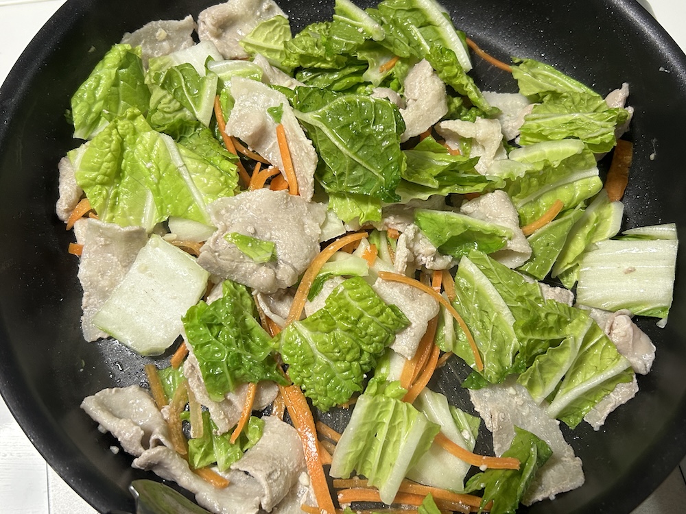 炒めた肉と野菜