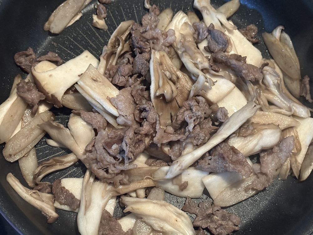 炒めた牛肉、ごぼう、きのこ類