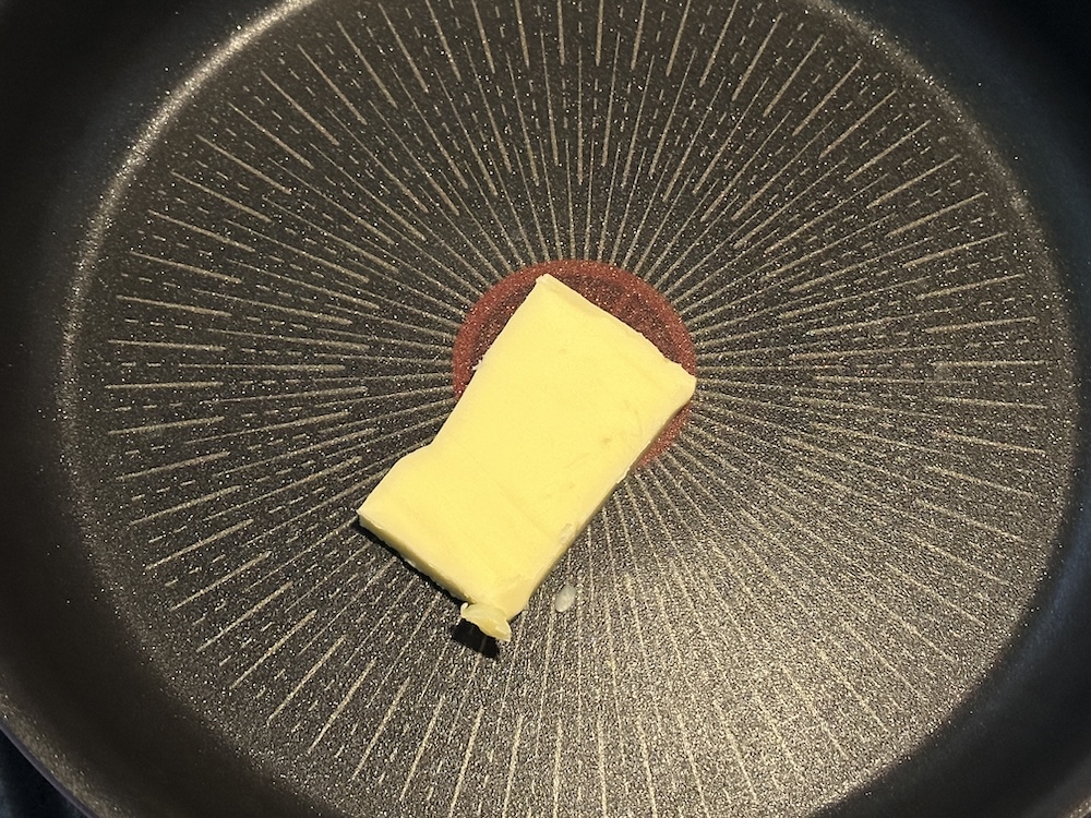 フライパンに引いたバター