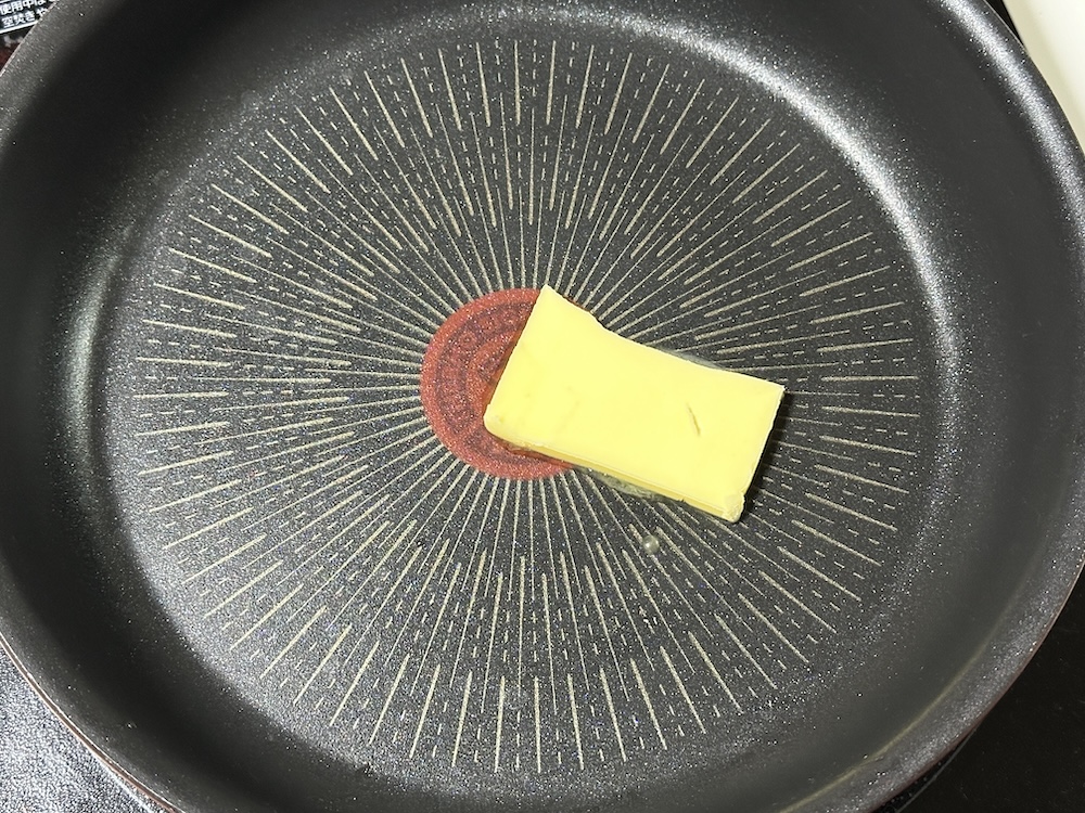 バターを引いたフライパン