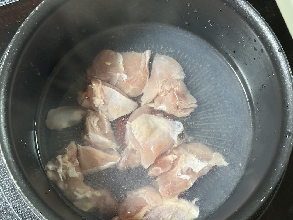 煮ている鶏肉