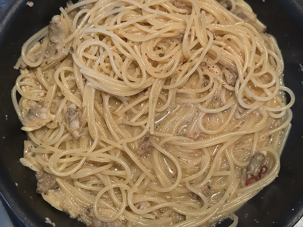 ソースを絡めたパスタ