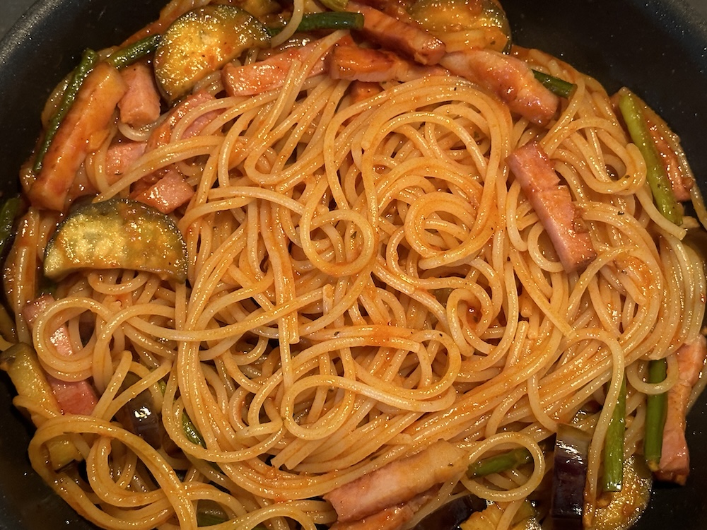 ソースをからめたパスタ