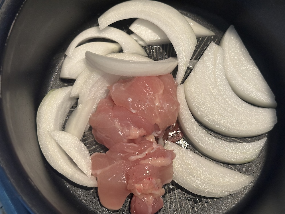 炒めている鶏肉と玉ねぎ