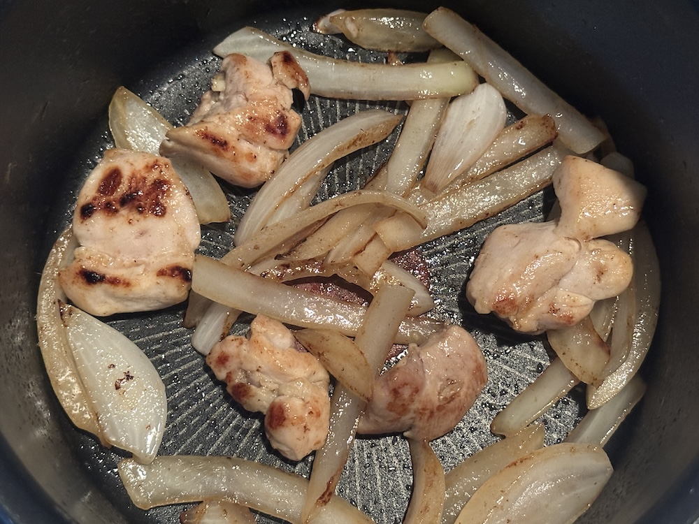 炒めた鶏肉と玉ねぎ