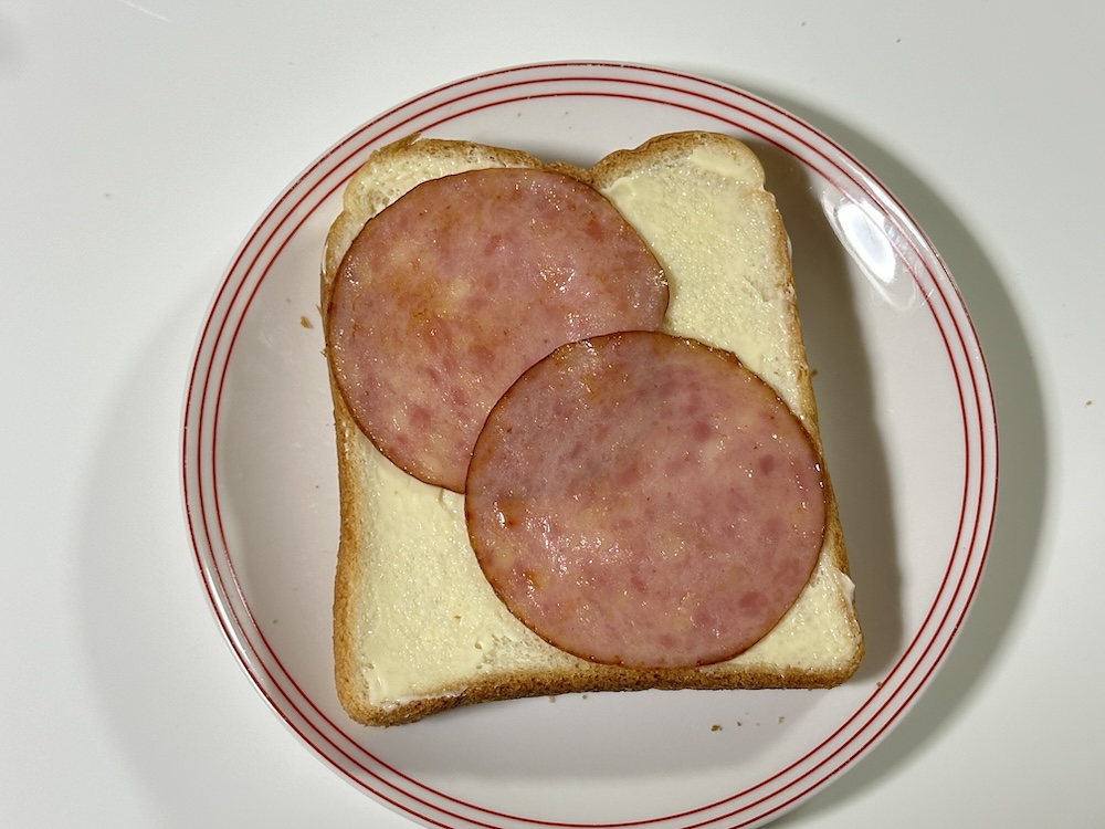 シャウスライスをのせたパン