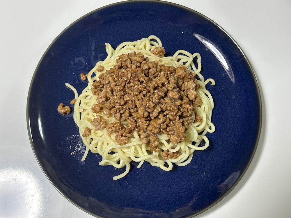 豚ミンチをかけた中華麺