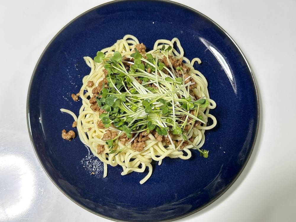 かいわれ大根をトッピングした中華麺