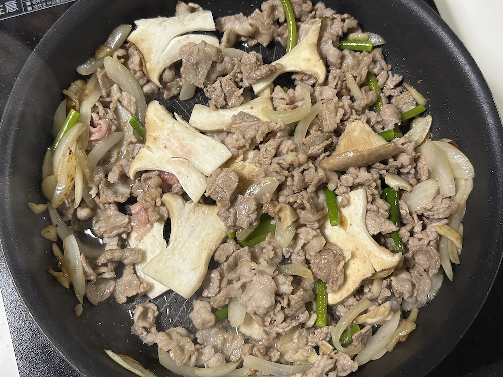 エリンギを入れて炒めた牛肉と玉ねぎ