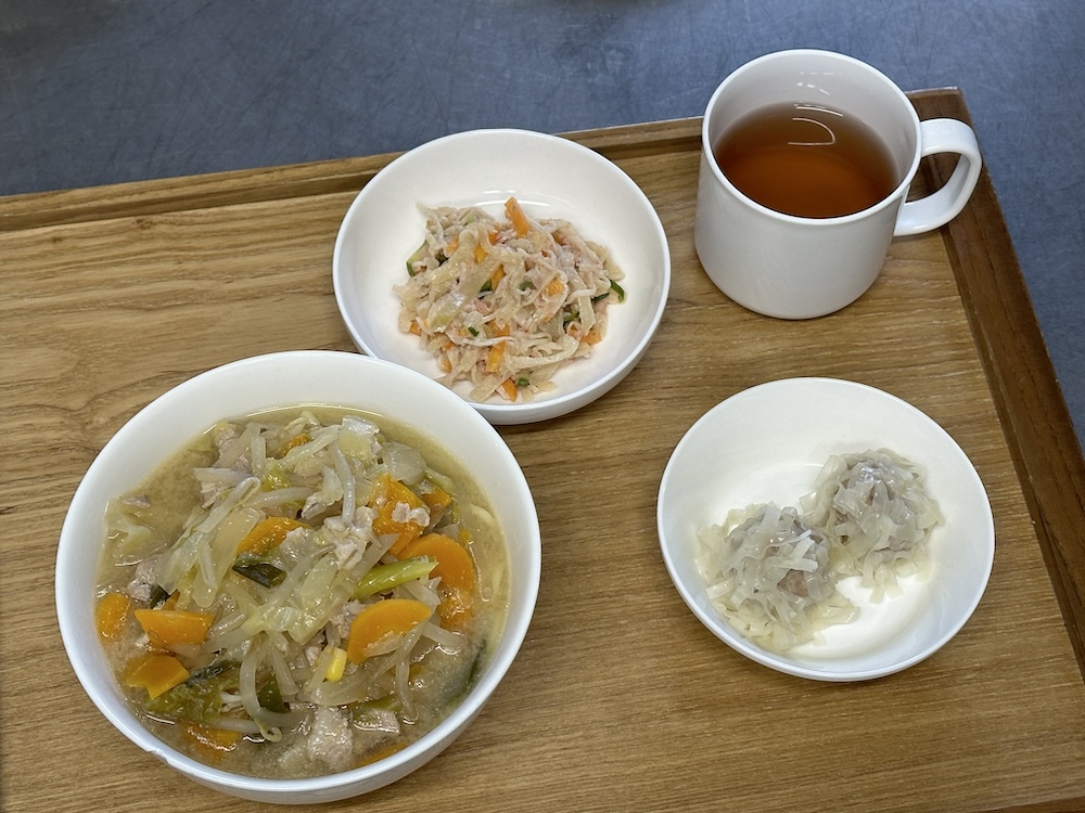 味噌ラーメンとサラダとシュウマイ