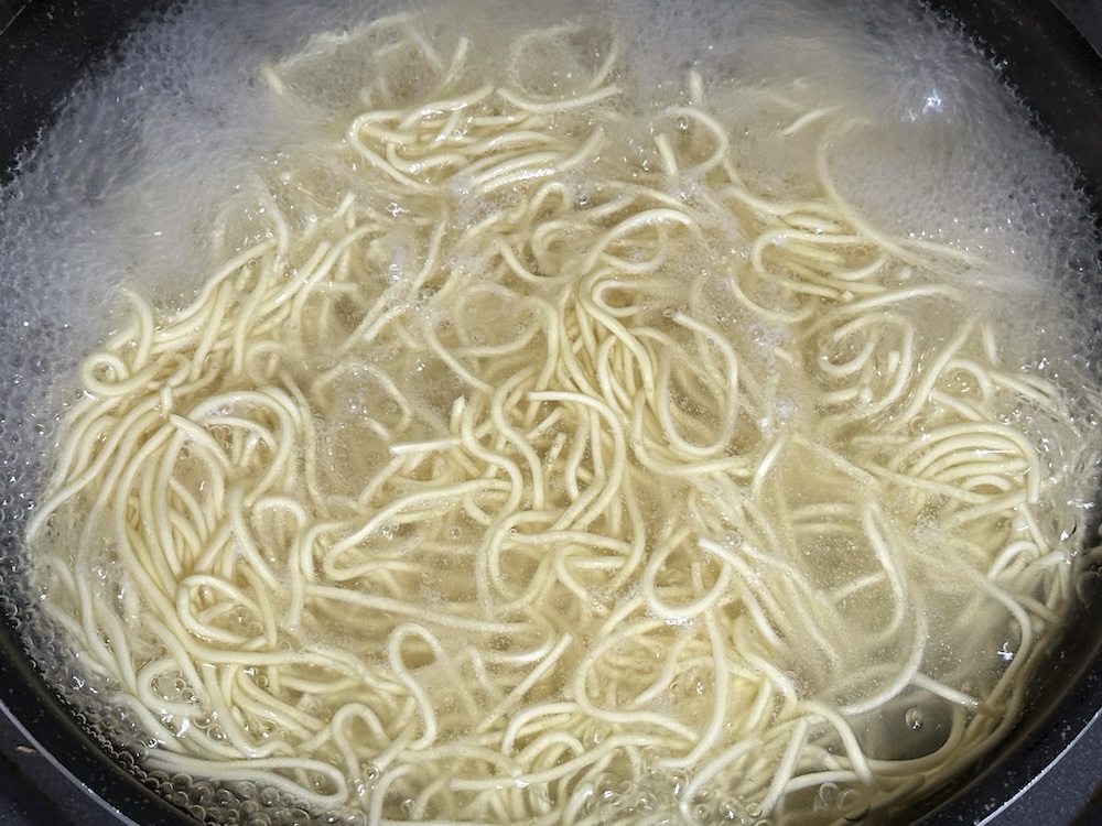 茹でている麺