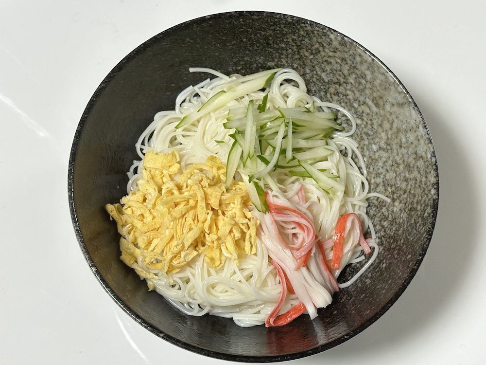 胡瓜、カニカマ、卵をトッピングしたそうめん