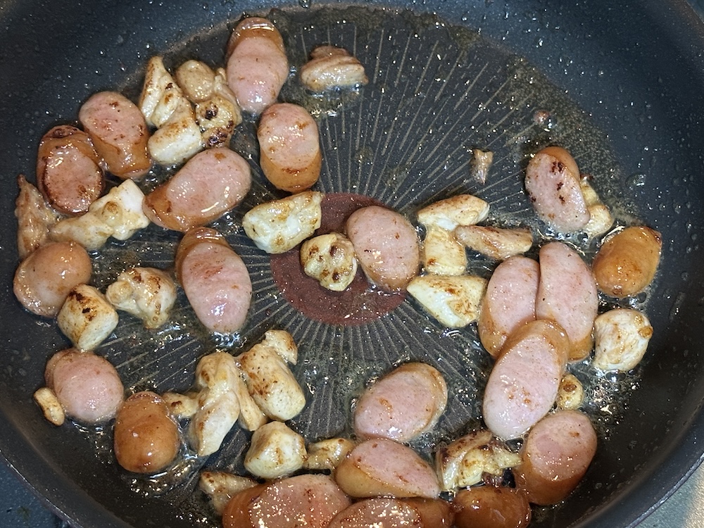 炒めた鶏肉とウインナー