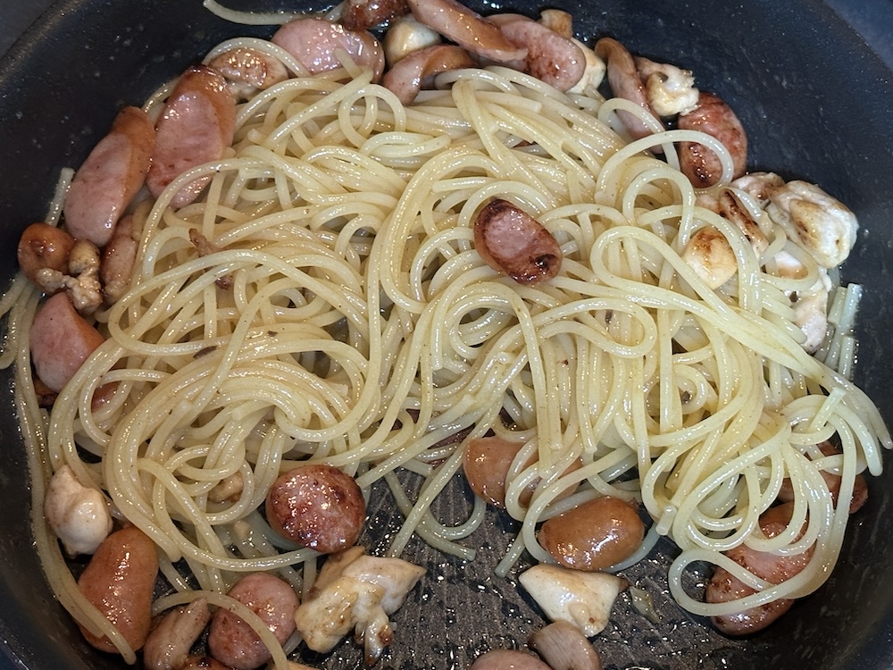 ソースをからめたパスタ