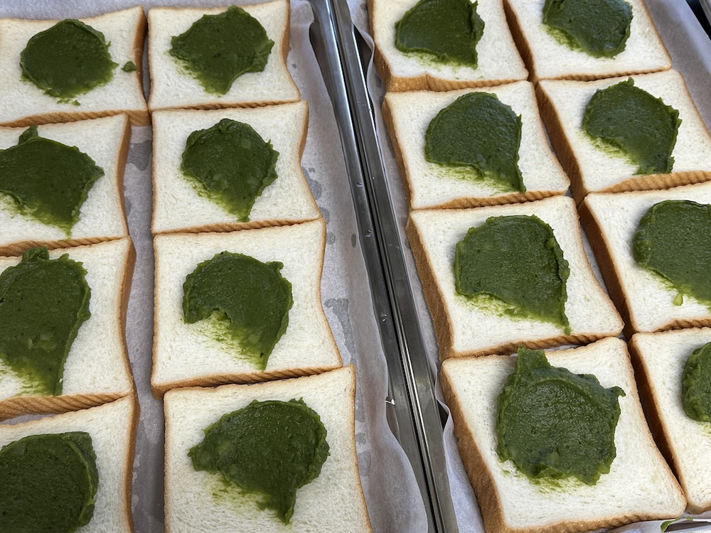 抹茶あんをのせた食パン