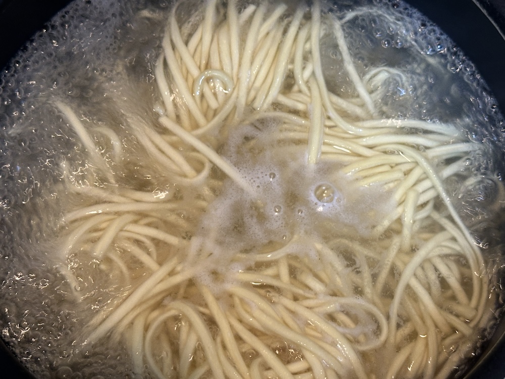 茹でている麺