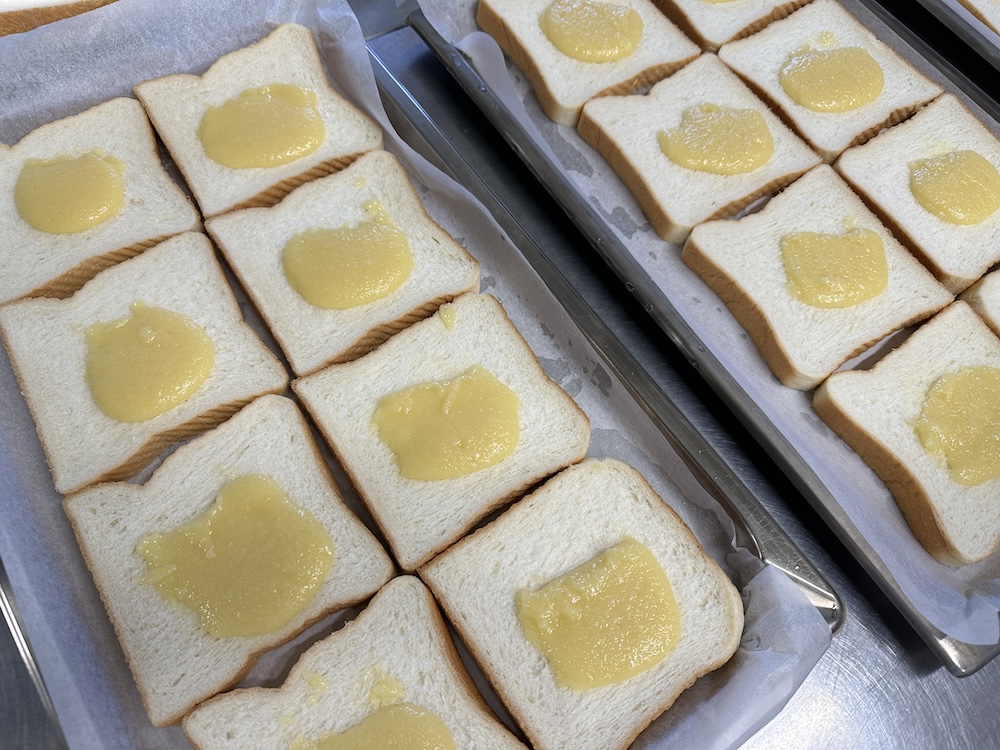 食パンにのせたメロンパン生地