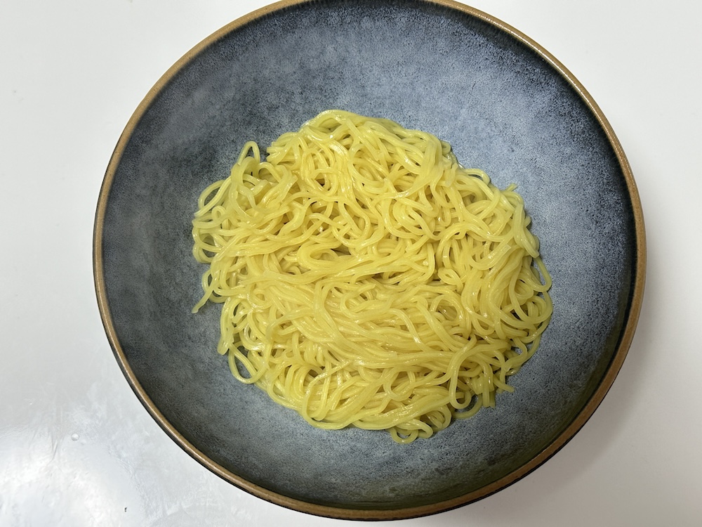 丼に入れた麺