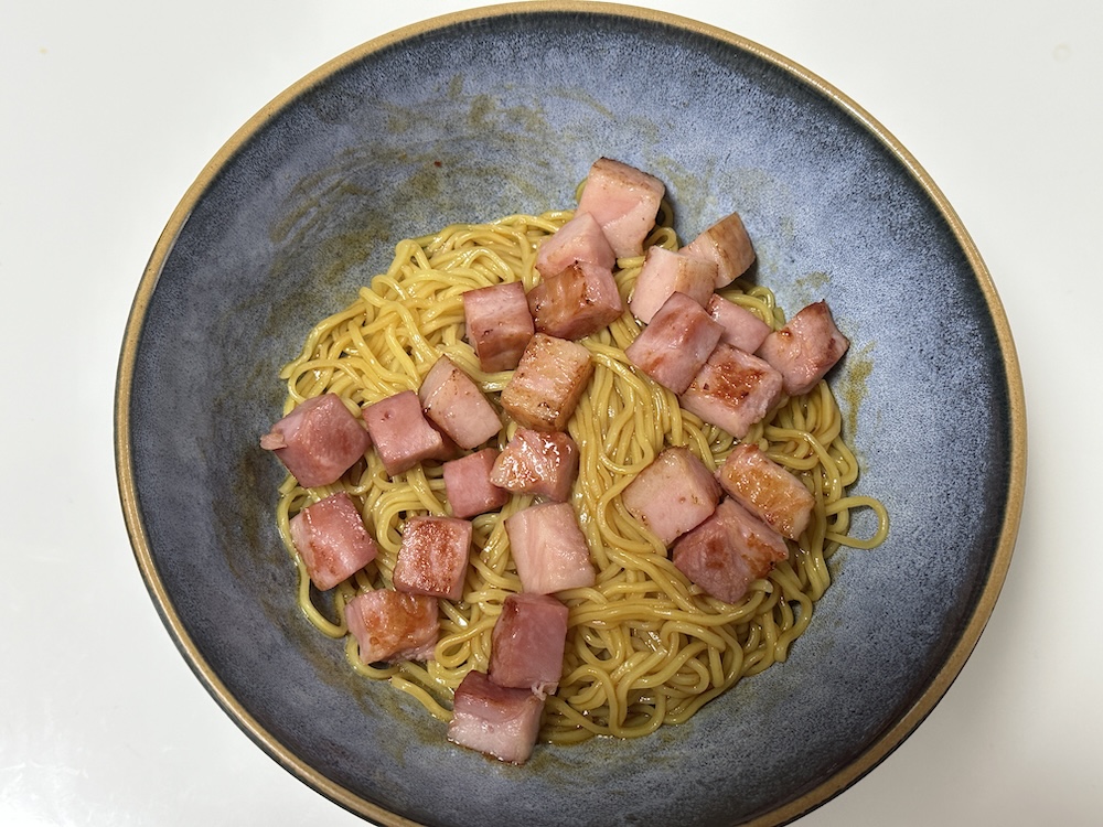 ベーコンを盛り付けた麺