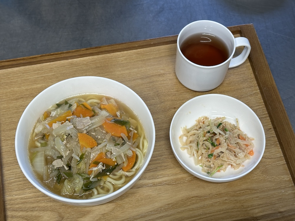 切り干し大根のサラダと醤油ラーメン