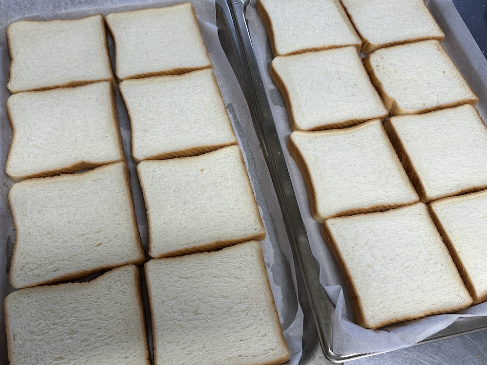 ホテルパンに並べた食パン