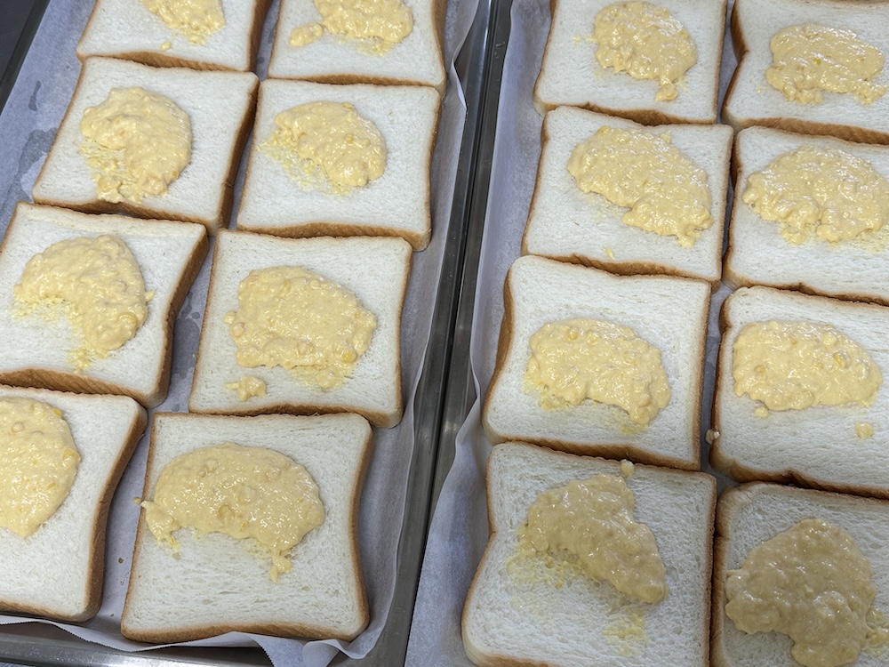 コーンマヨをのせた食パン