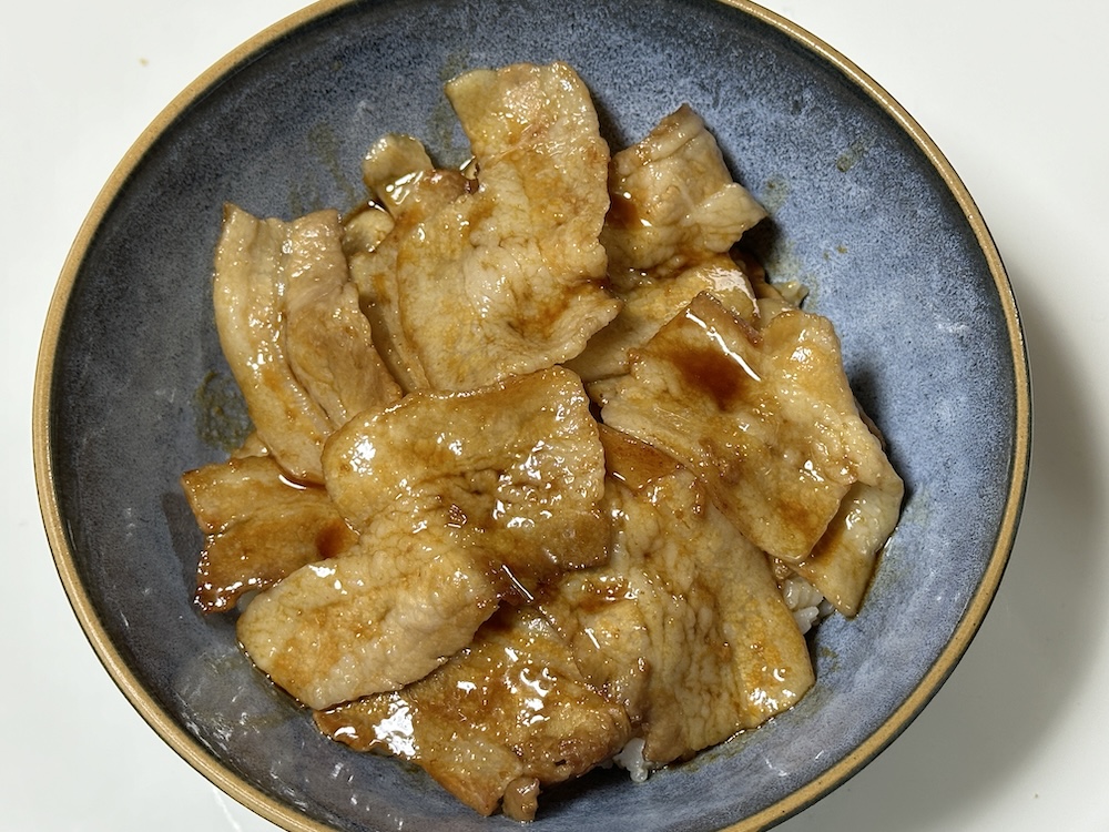 ご飯に盛り付けた豚バラ