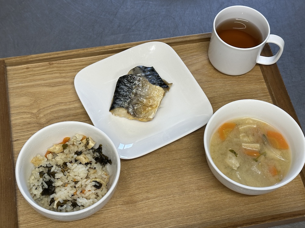 鯖の塩焼きとわかめの炊き込みご飯と味噌汁