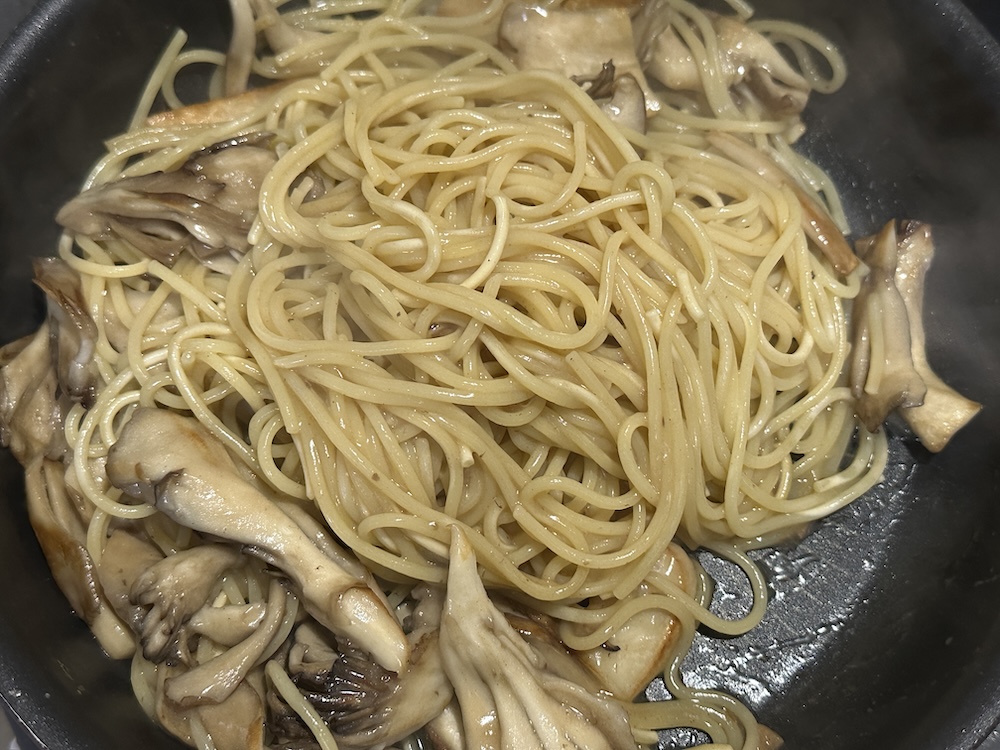 ソースをからめたパスタ