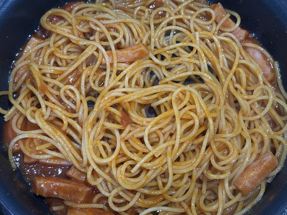 ソースを絡めたパスタ