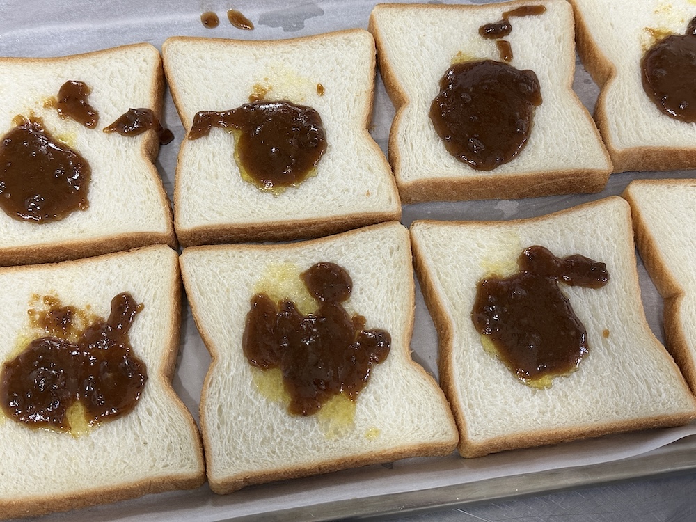 食パンと黒糖バター