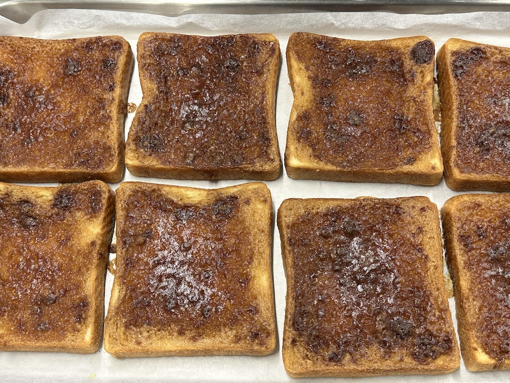 焼き上がった黒糖トースト