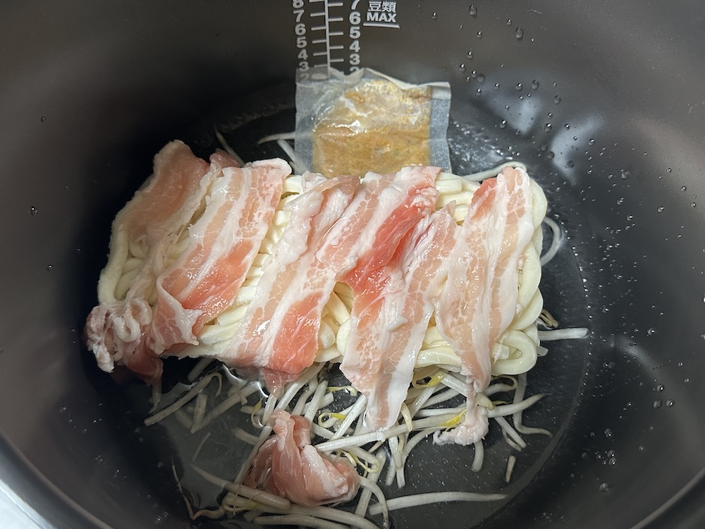 やすまるだしを入れたうどん