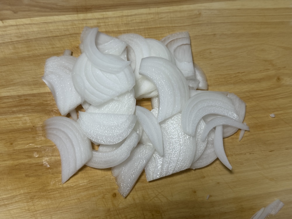 薄切りにした玉ねぎ