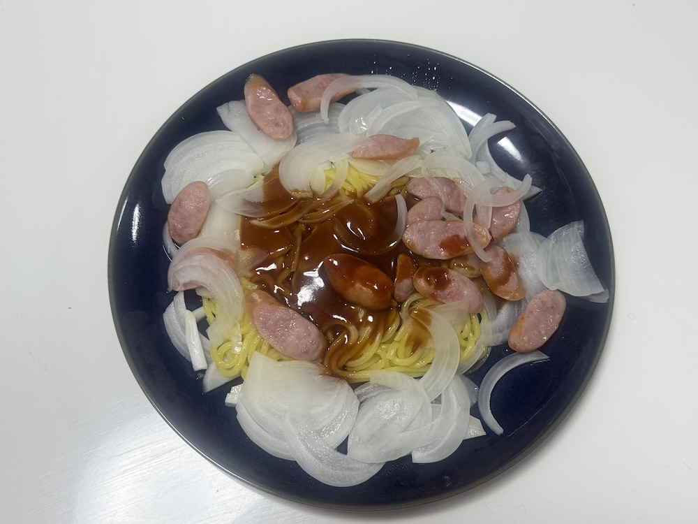ソースをかけた焼きそば