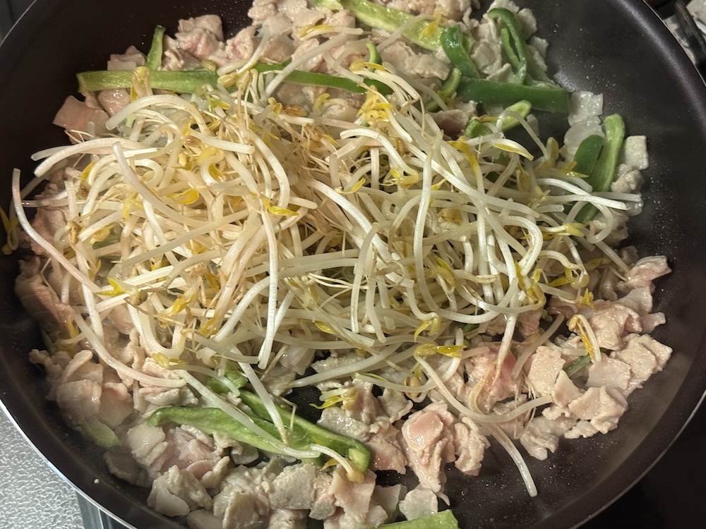 もやしを追加したフライパン