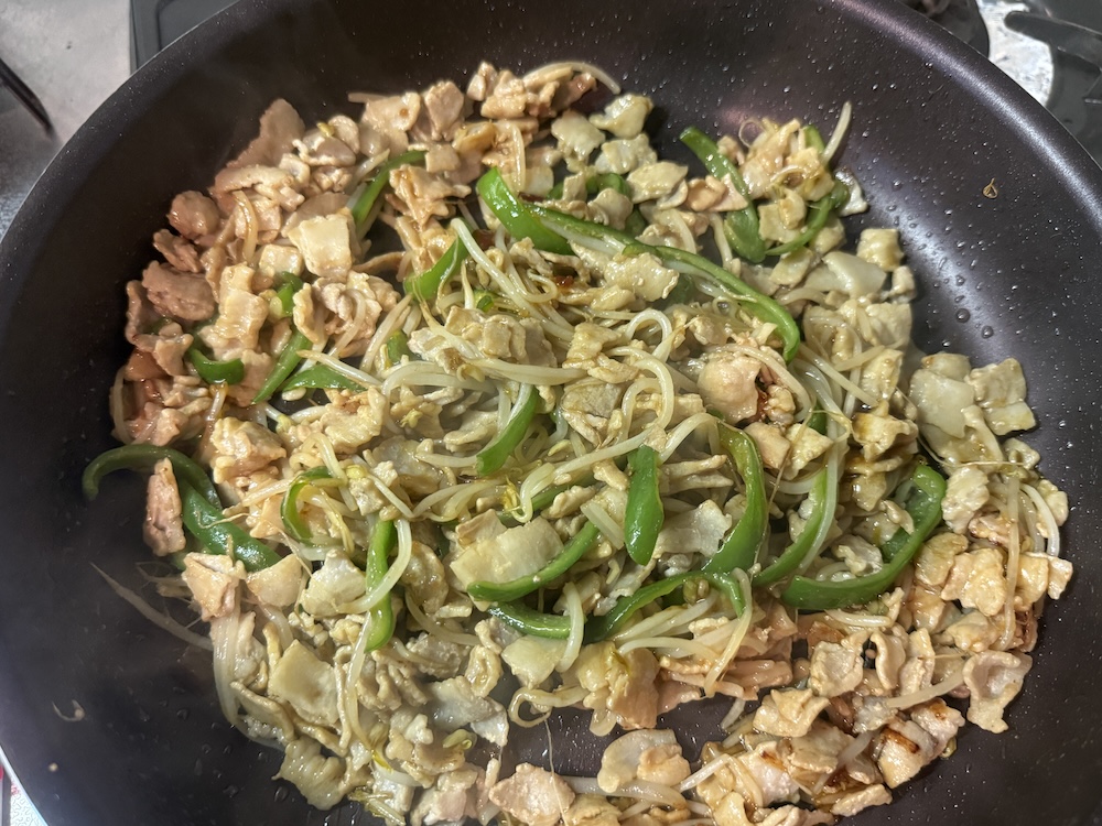 タレをからめた豚バラと野菜