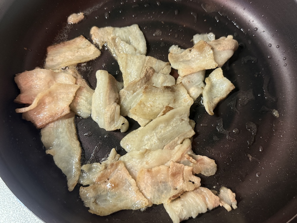 フライパンで焼いている豚バラ