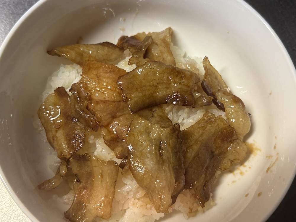 豚バラをかけたご飯